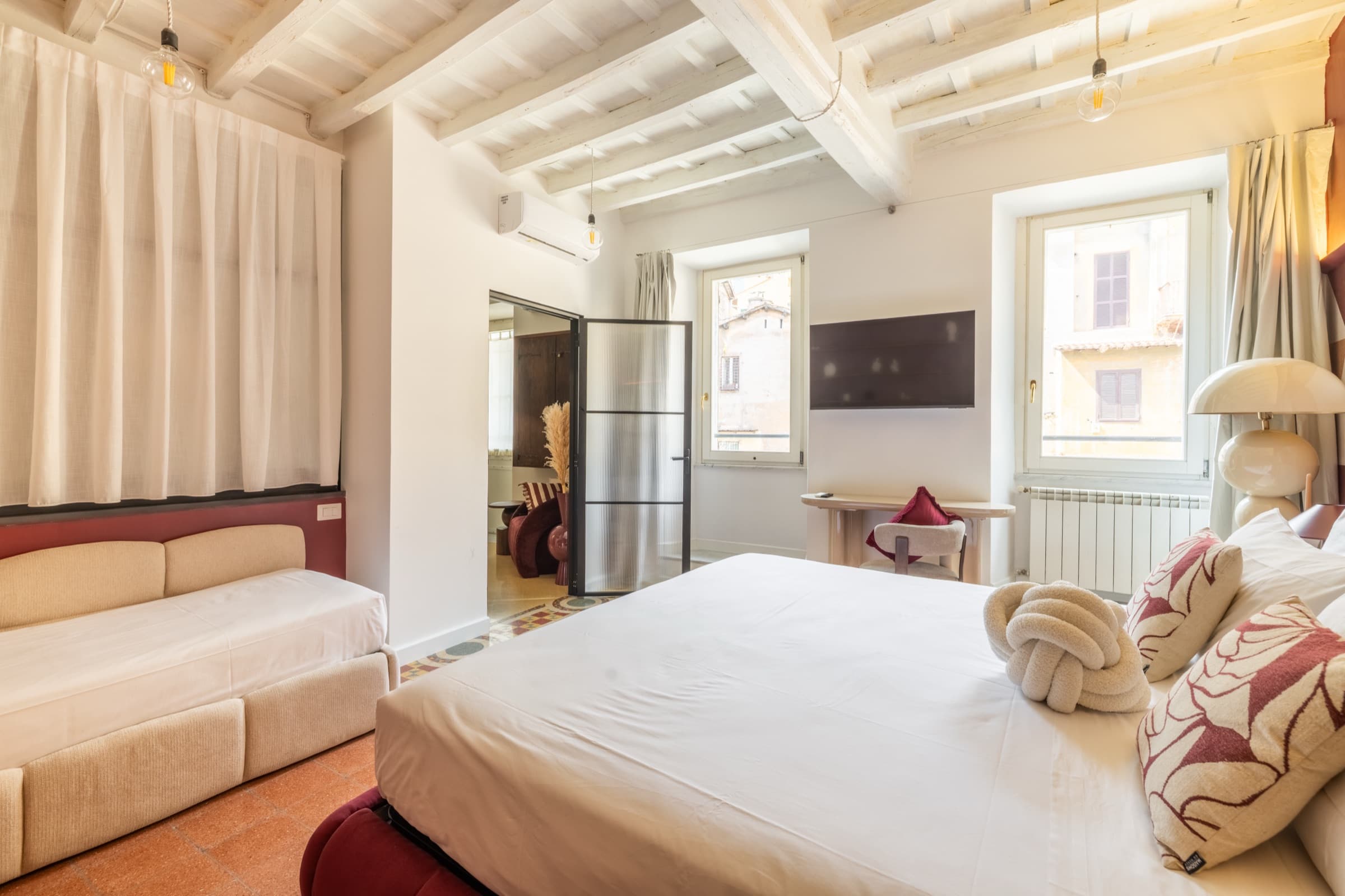 Camera da letto luminosa e impeccabilmente preparata in un appartamento Serenia a Roma